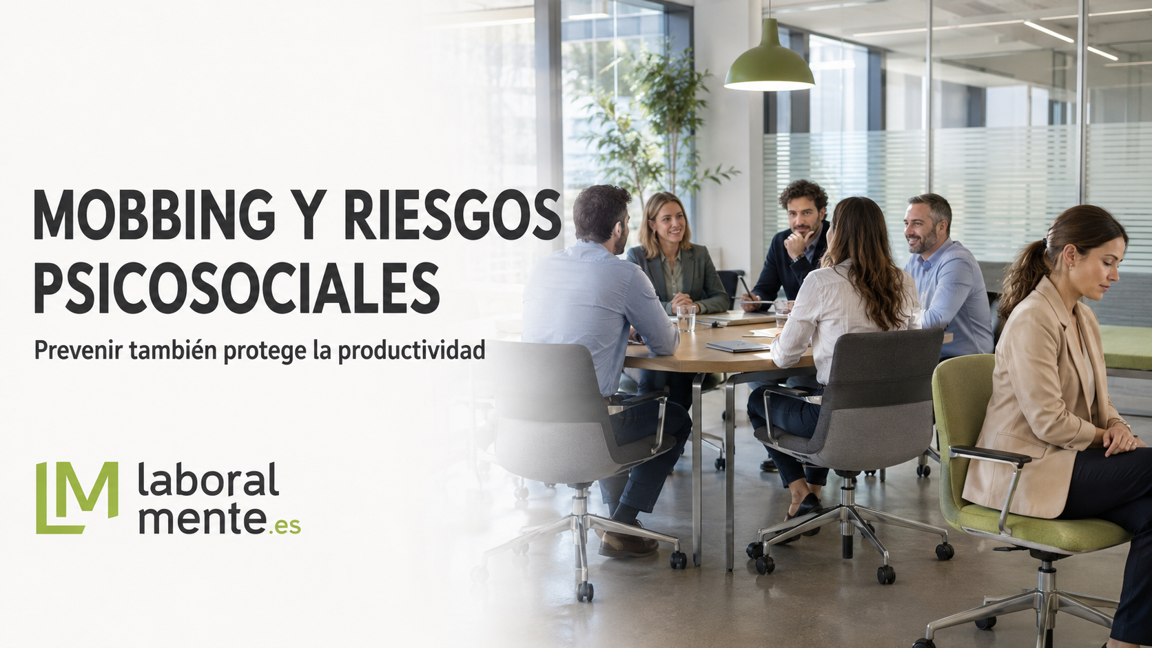 Trabajadora aislada durante una reunión de empresa sobre mobbing y riesgos psicosociales.Trabajadora aislada durante una reunión de empresa sobre mobbing y riesgos psicosociales.